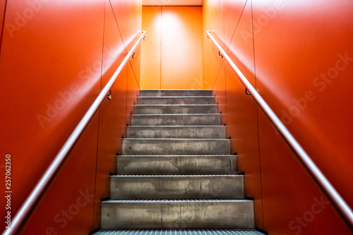 Cage d'escalier aux murs orange