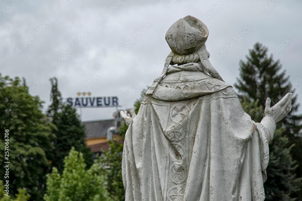 Statue à Lourdes, France