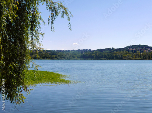 rilassante immagine del lago di varese