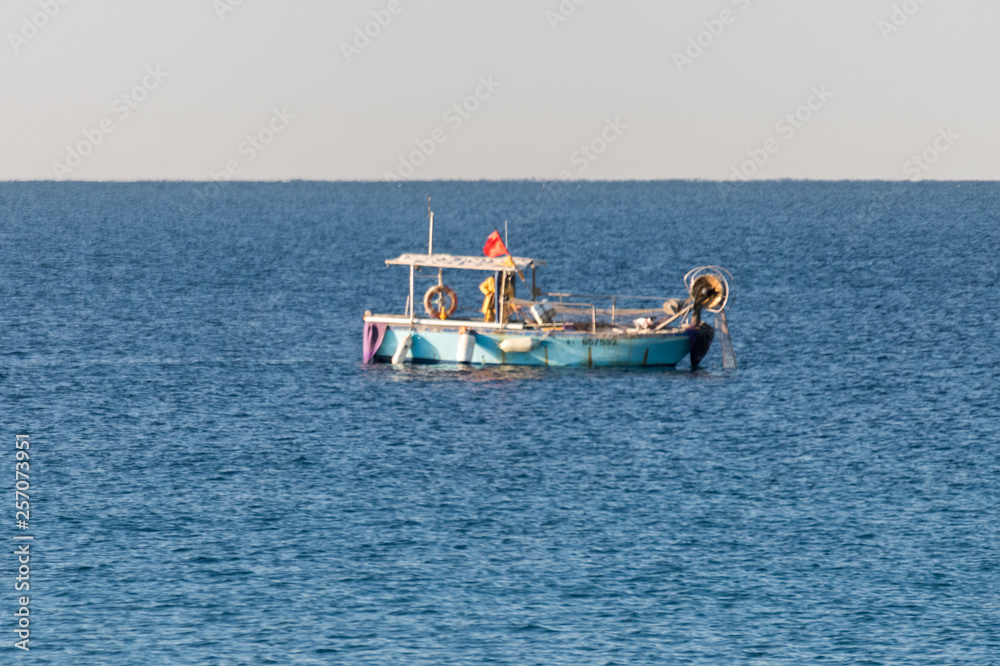 Obraz premium Pêcheur relevant ses filets
