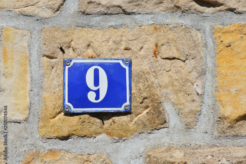 Alte emaillierte Hausnummer 9 an Sandstein-Hausmauer Photos | Adobe Stock