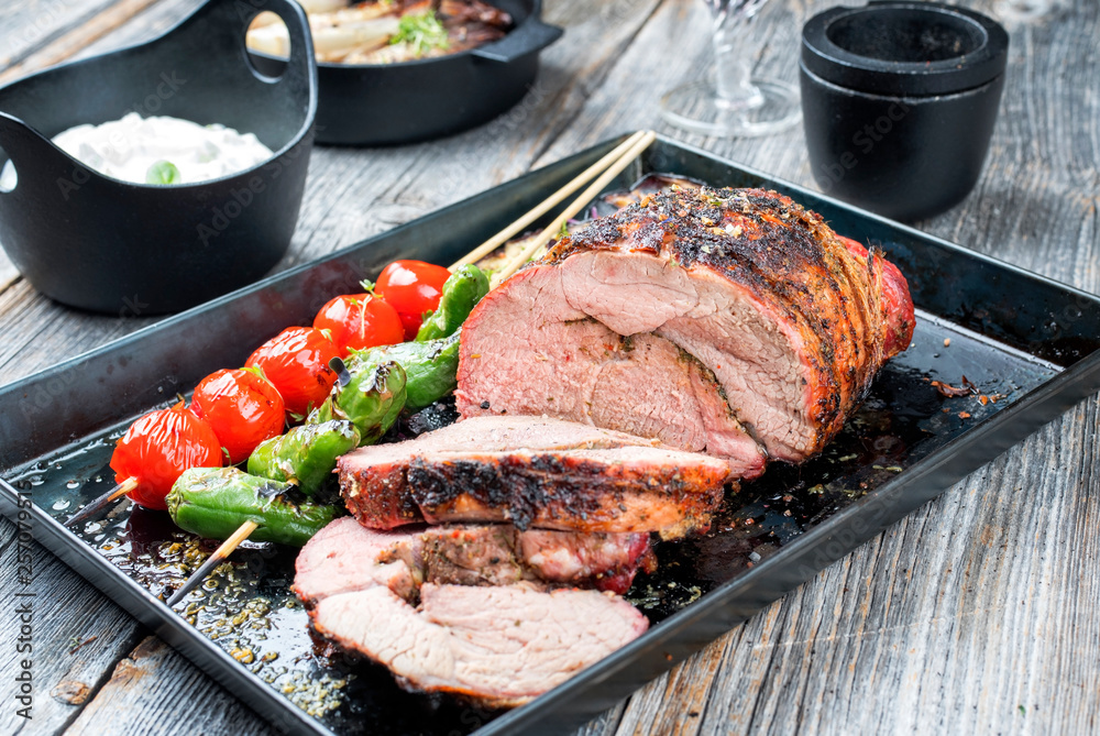 Gegrillter marinierter Lammbraten mit Gemüse, Chicoree und Zaziki als ...
