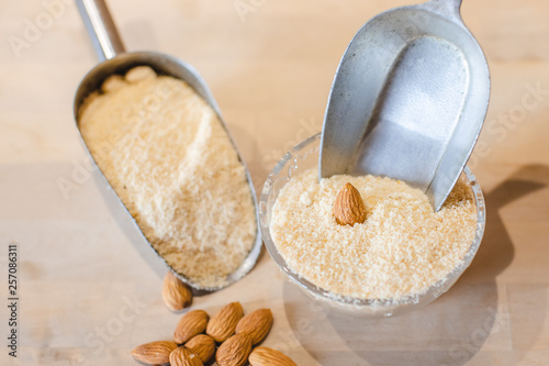Foto Amandes entières et amandes en poudre
