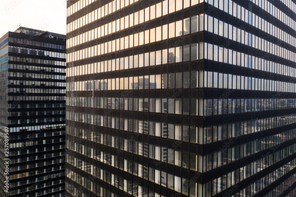 Fototapeta premium Office building reflecting skyscrapers around