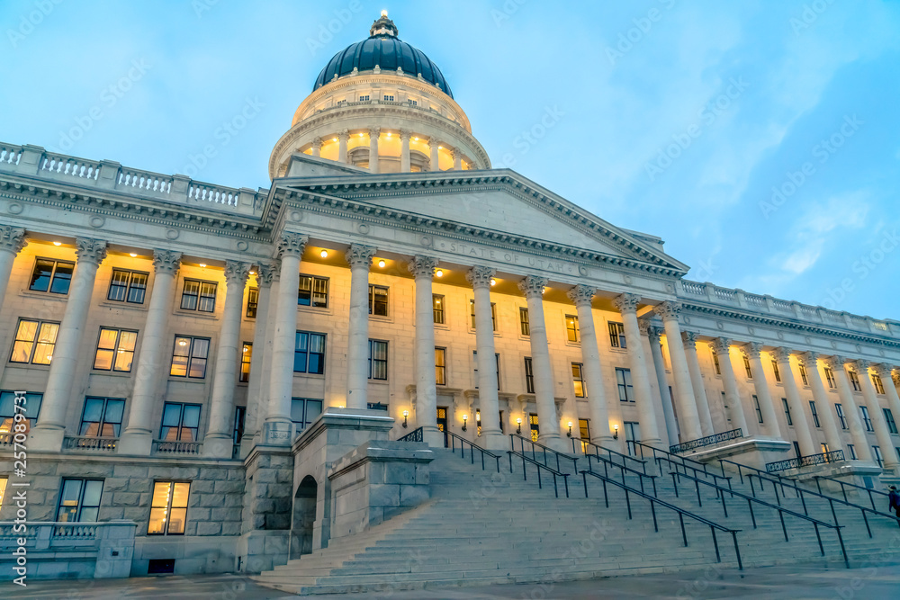 Obraz premium Grand Utah State Capital Building against blue sky