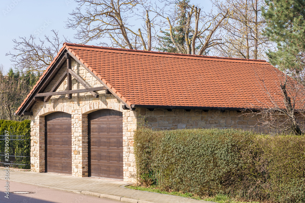 Rustikal gebaute Doppelgarage als Männertraum Rustikal gebaute Doppelgarage als Männertraum