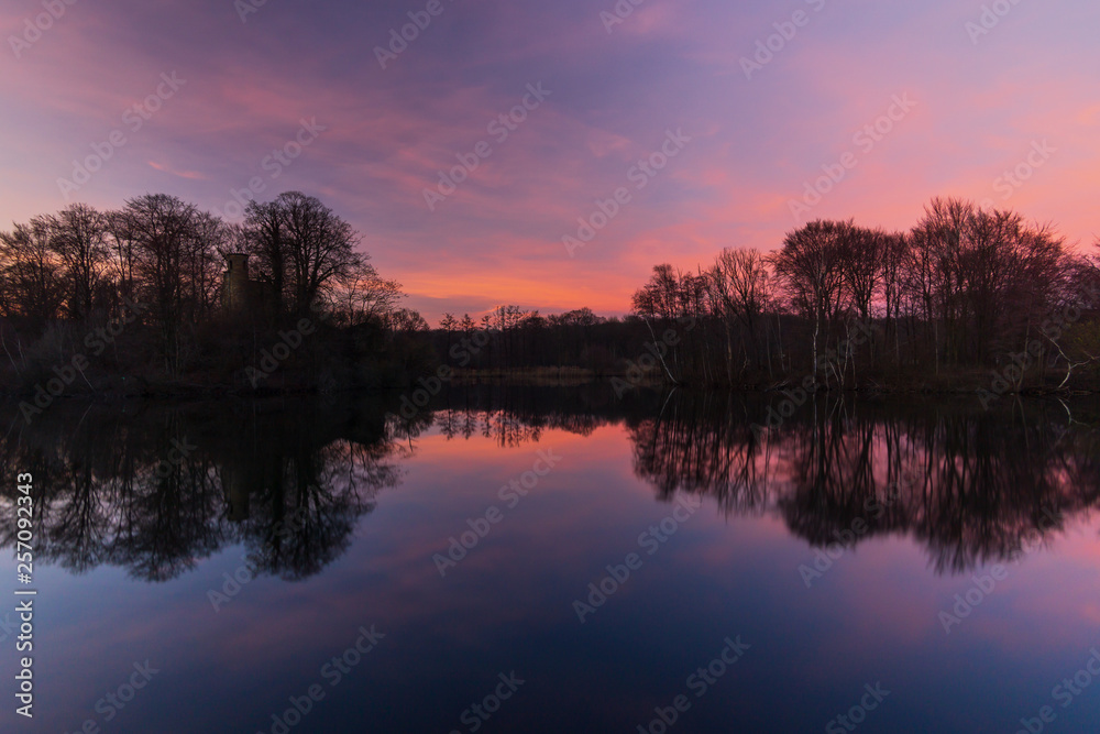 Abendröte über See im Winter