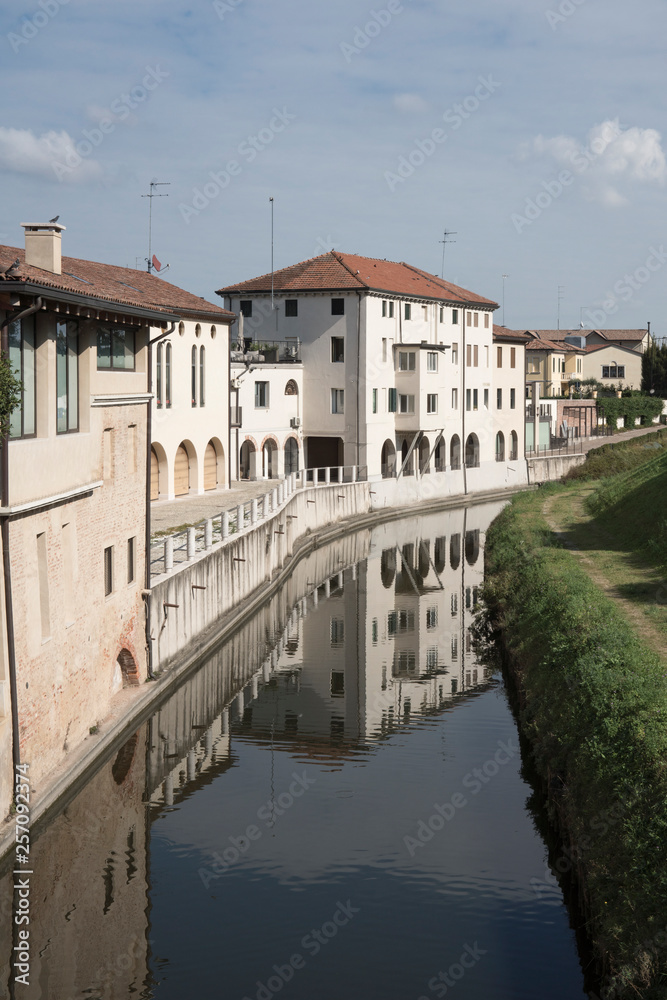 Obraz premium white houses along river Brenta, in Cittadella, Italy