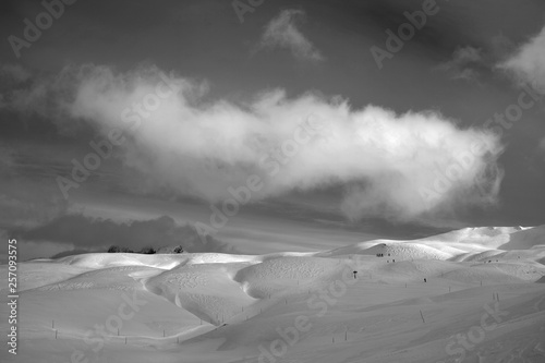 Schneeberge mit Wolken (Schwarz-Weiss)