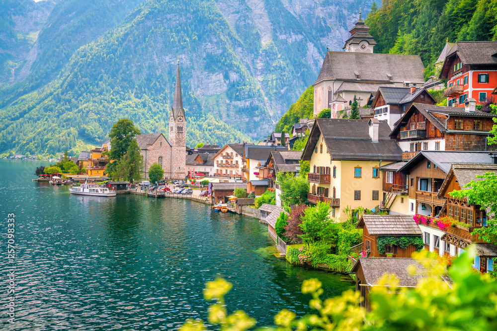 Naklejka premium Malowniczy widok na słynną wioskę Hallstatt w Austrii