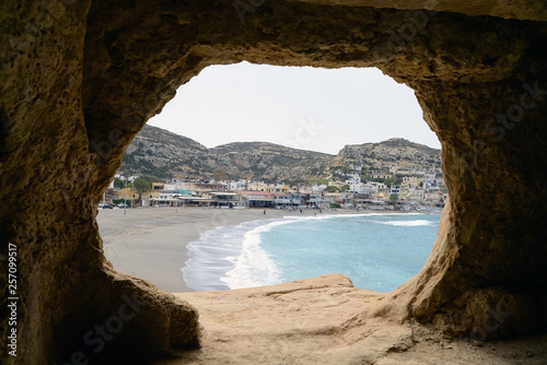Blick aus einer Höhle bei Matala, Kreta