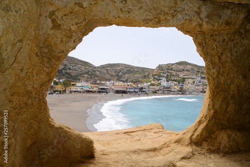 Blick aus einer Höhle bei Matala, Kreta