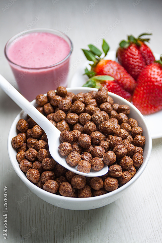 DESAYUNO CON CEREALES DE BOLAS DE CHOCOLATE, FRESAS Y BATIDO DESAYUNO CON CEREALES DE BOLAS DE CHOCOLATE, FRESAS Y BATIDO