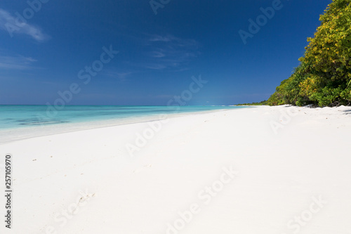 Fototapeta Naklejka Na Ścianę i Meble -  White sandy beach on Maldives island