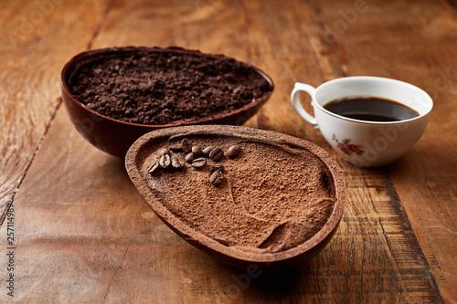 Ovo de chocolate com cacau e biscoito