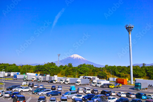 サービスエリアと富士山 photo