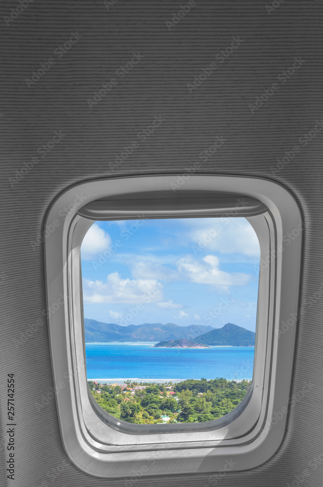 Les Seychelles, la Digue et Praslin vu à travers hublot d’avion Les Seychelles, la Digue et Praslin vu à travers hublot d’avion
