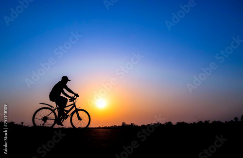 Fototapeta Naklejka Na Ścianę i Meble -  cyclist on sunset background