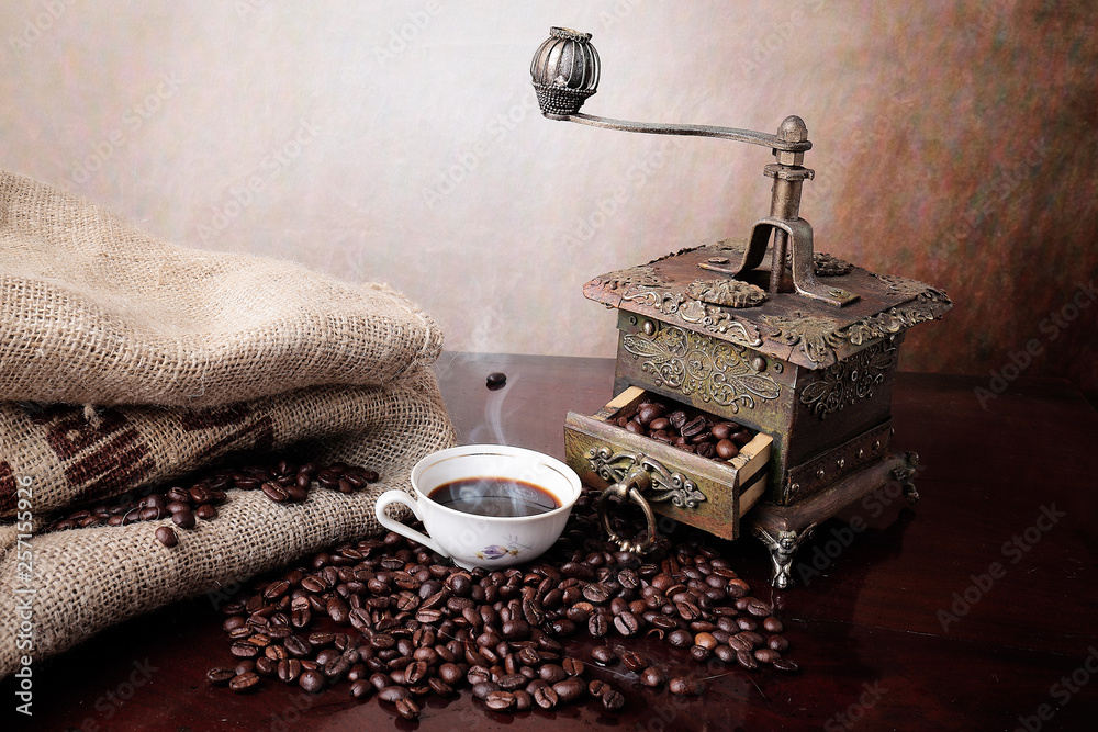 Fototapeta premium Caffè in chicchi con macinacaffè