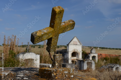 Croix de cimetiere detruite