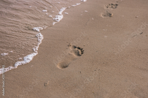 Ślady stóp na piasku. 