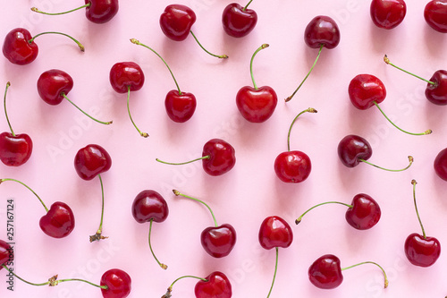 Foto Red sweet cherry berry background, texture or pattern.
