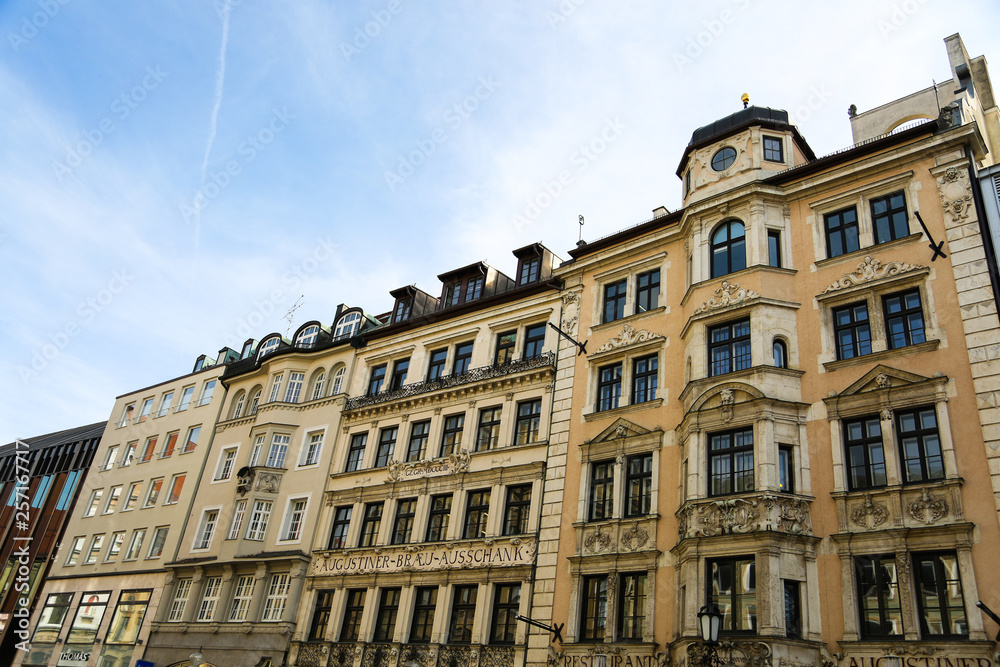 Fototapeta premium Kaufingerstr. in München, historische Gebäude
