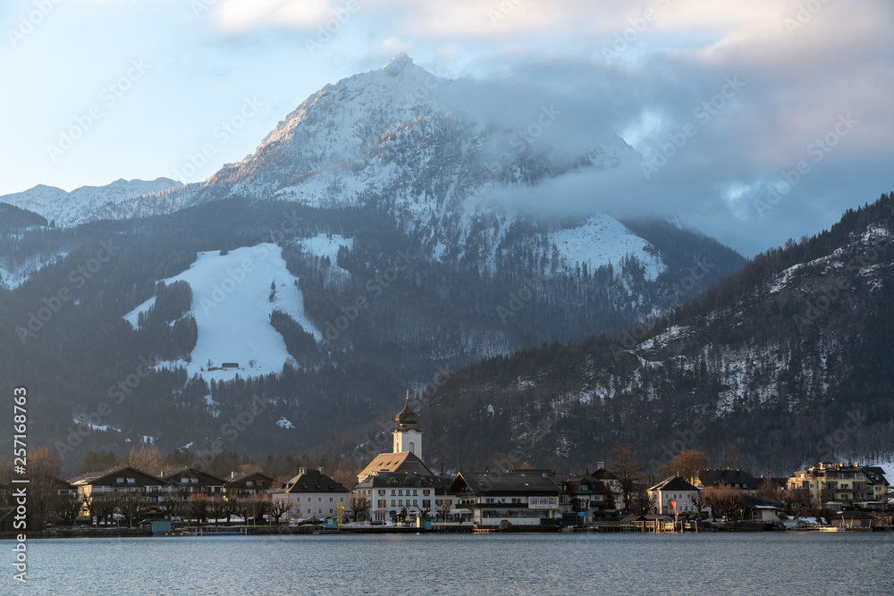 Strobl am Wolfgangsee in der Morgensonne, schneebedeckte Berge im Hintergrund