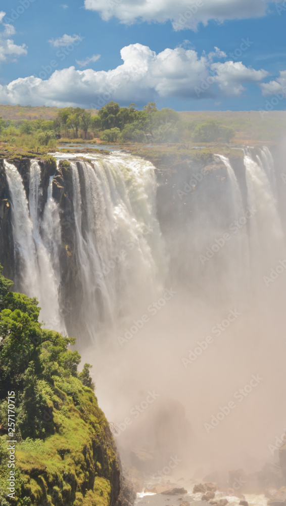 Victoriafälle sind ein Wasserfall nahe der Städte Victoria Falls in Simbabwe und Livingstone in Sambia Afrika