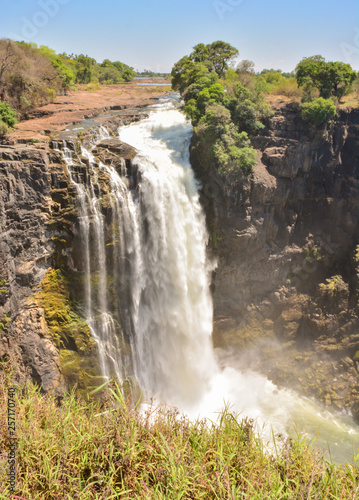 Victoriaf  lle sind ein Wasserfall nahe der St  dte Victoria Falls in Simbabwe und Livingstone in Sambia Afrika