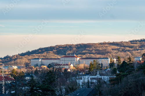 HTL in Mödling mit Anniger im Hintergrund