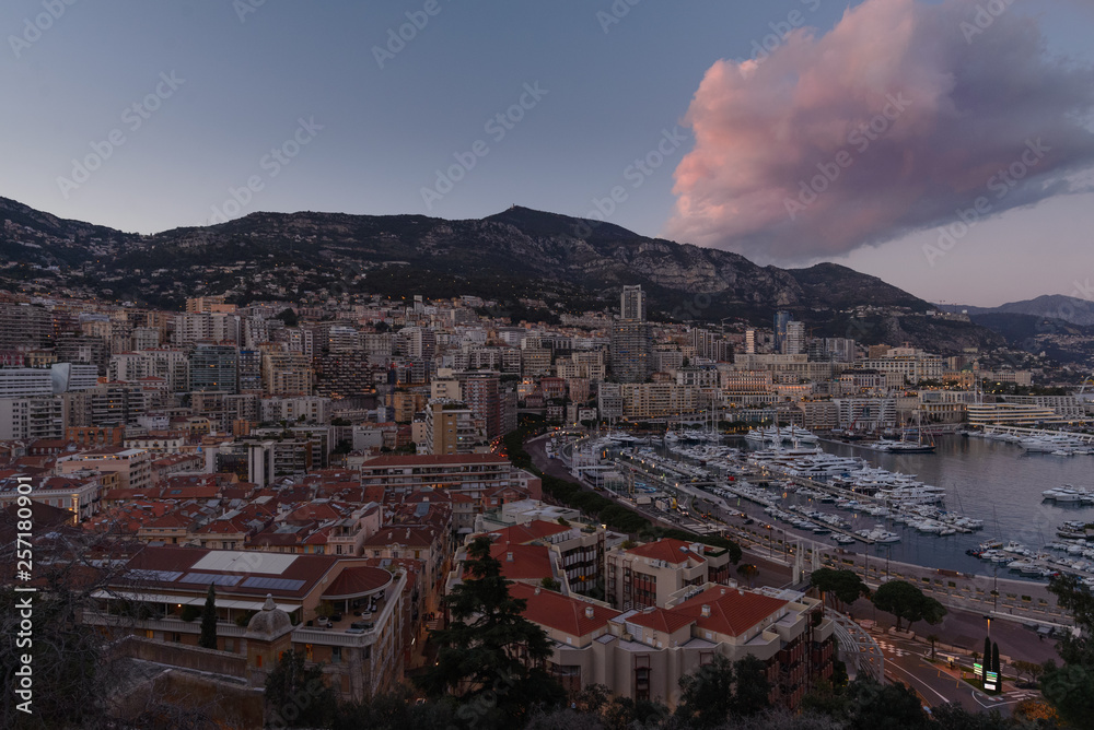 Vista panorámica de la ciudad de Montecarlo, Monaco al atardecer con caprichosas nubes color rosado
