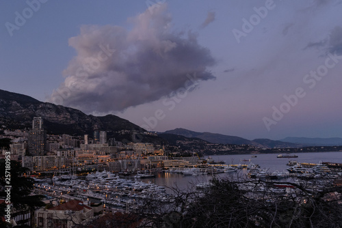 Vista panorámica de la ciudad de Montecarlo, Monaco al atrdeceder con caprichosas nubes color rosado