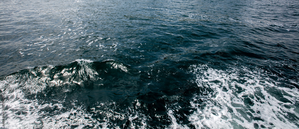 Naklejka premium Blue and turquoise water with irregular wave structure