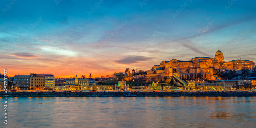 Fototapeta premium Buda castle and the Danube river in Budapest at sunset, Hungary