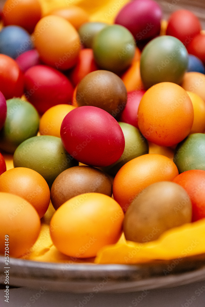 Bunt gefärbte Ostereier mit Naturfarbe liegen in einer Schale Bunt gefärbte Ostereier mit Naturfarbe liegen in einer Schale