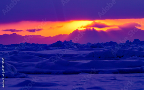 流氷の夢　知床半島に流れ着く流氷の朝と夕方の幻想的な姿