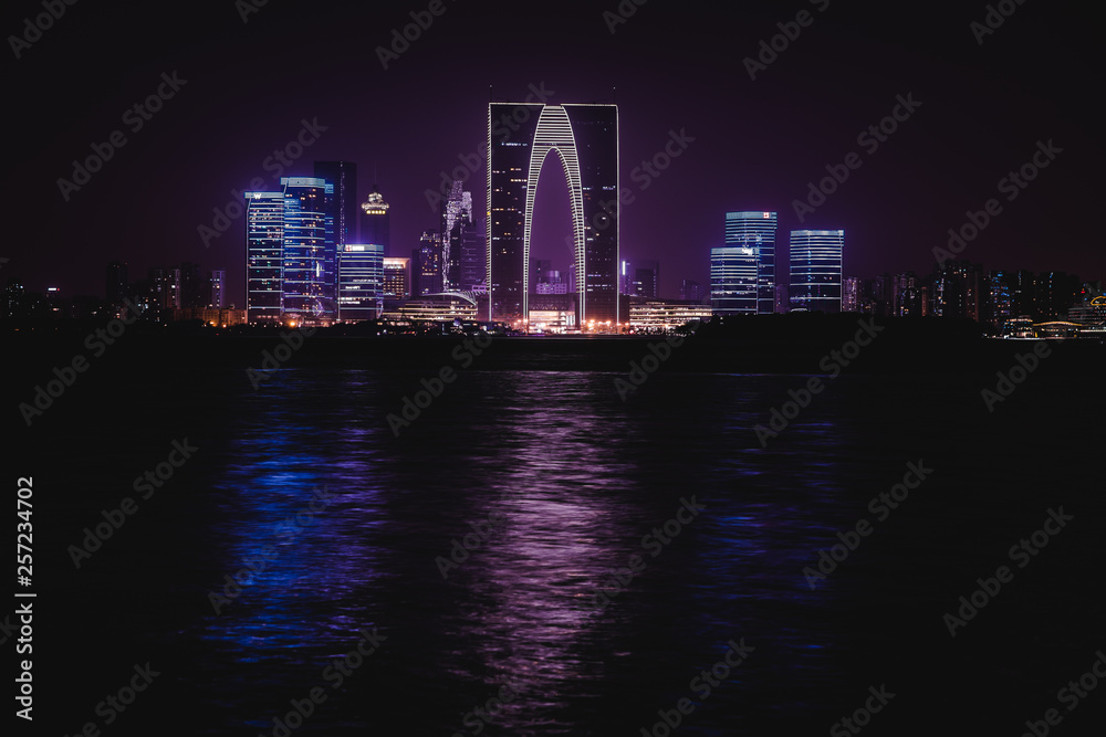 Porte de l'Orient de Suzhou la nuit - Chine 