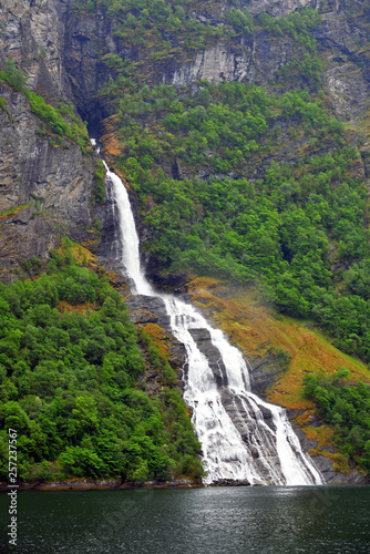 wilde Natur mit Wasserfall im Geirangerfjord