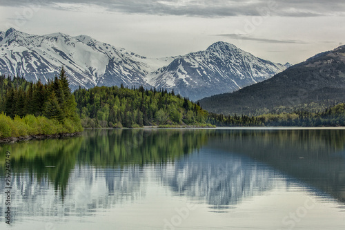 Montanha nevada e lago espelhado © MARCELO XAVIER