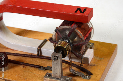 Demonsration model of electric motor with pemanent magnetic excitation.