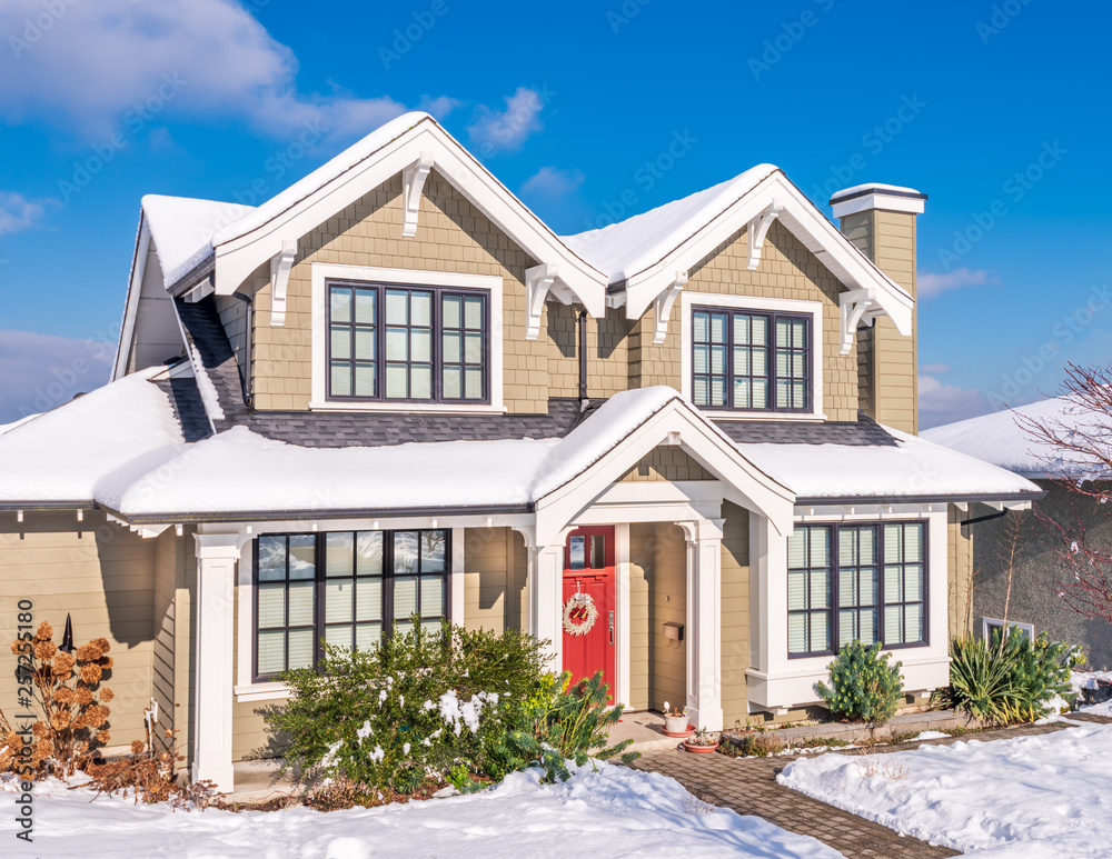 Obraz premium A typical american house in winter. Snow covered.