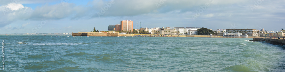 Obraz premium The promenade of Cadiz and Fort Santa Catalina.