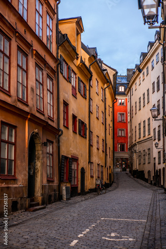 Fototapeta Naklejka Na Ścianę i Meble -  Old cobbled narrow street with coilorful houses in Stockholm in the morning - 1