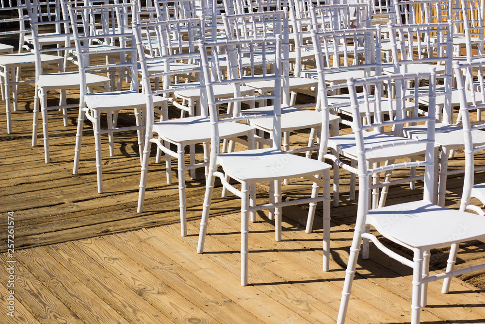Naklejka premium rows of white chairs furniture exterior design for some event
