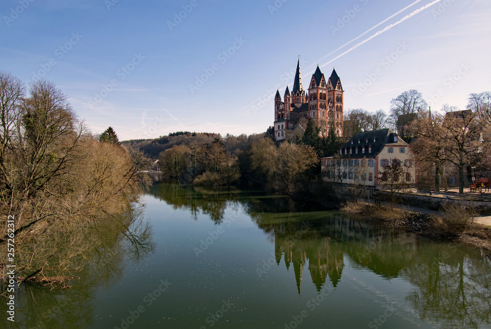 Blick über die Lahn auf den Limburger Dom in Limburg in Hessen, Deutschland Blick über die Lahn auf den Limburger Dom in Limburg in Hessen, Deutschland