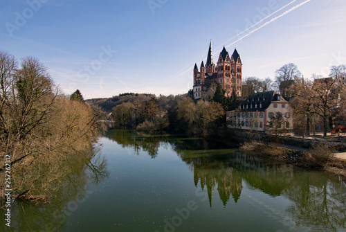 Blick   ber die Lahn auf den Limburger Dom in Limburg in Hessen  Deutschland 