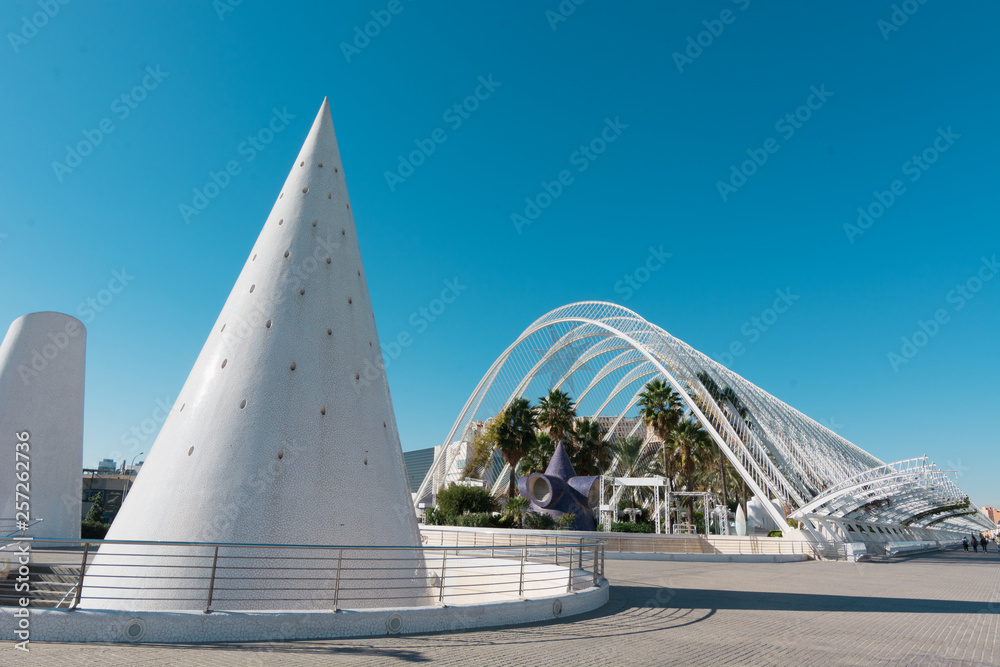 Obraz premium modern and futuristic cityscape white built structure on blue sky background