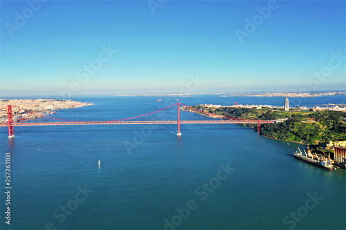 Lissabon Luftbilder - Luftaufnahmen von Lissabon: Ponte 25 de Abril, Castelo de São Jorge, Igreja de Santa Engrácia, Commerce Square und weitere Sehenswürdigkeiten