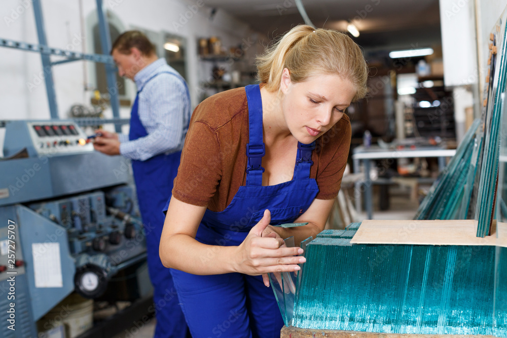Ταπετσαρία Female glazier working in glass factory